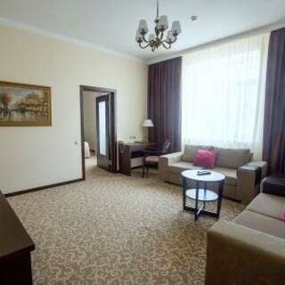 Гостиница Бардин Новокузнецк De Luxe (двухкомнатный люкс) с кроватью «king size»-2